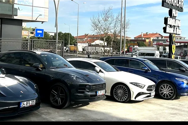 Porsche Macan ve Mercedes